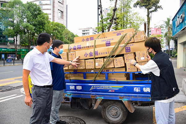 自贡高新区:同心抗疫 爱心企业为疫情防控倾情助力_fororder_物资交接(摄影-赵丽)