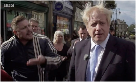 「环球网」英国首相约翰逊议会“寸步难行”，上街还被人“怼”到