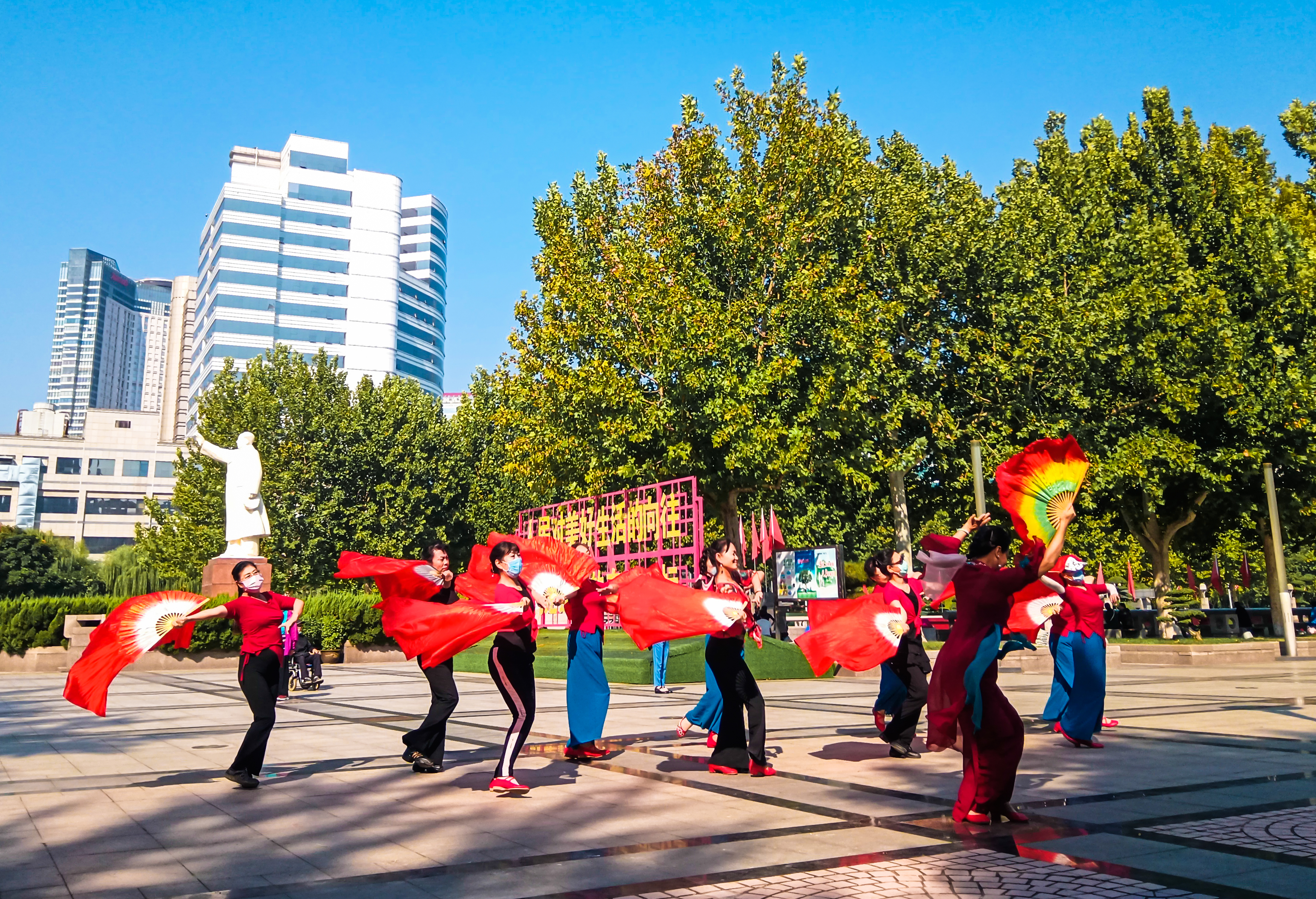 (原创)五星红旗飘起来 | 绿茵树下红旗扬_fororder_11