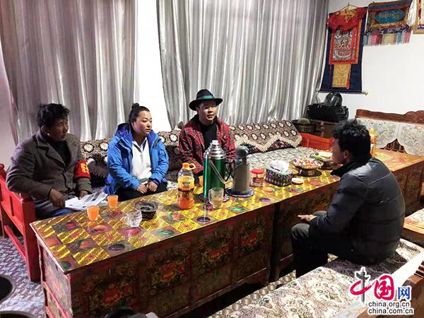 【中国网】【新时代·幸福美丽新边疆】绣工农户遇上大学生“