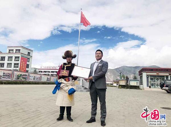 【中国网】【新时代·幸福美丽新边疆】绣工农户遇上大学生“