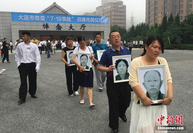 辽宁大连举行祭奠"7.19事故"罹难市民仪式(组图)