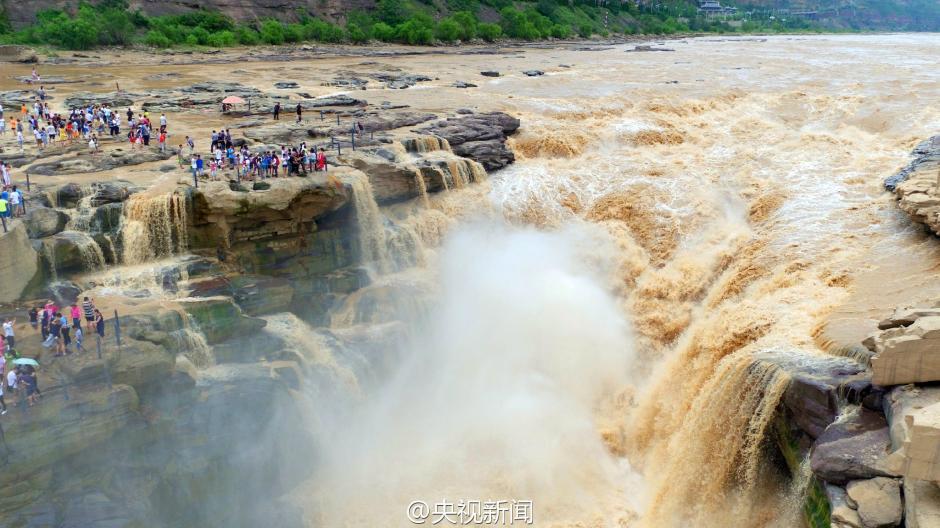 7月29日消息,日前,受黄河中上游降雨影响,黄河壶口段水流量一度达每秒2600立方米,淹没了景区的人行道路,瀑布落差更是缩小为2米左右。随着降雨结束,黄河水流量减少,黄河壶口瀑布再现往日落差多达30米的主瀑布。(央视记者裴大伟 摄影谭红林)图片来源:央视新闻官方微博