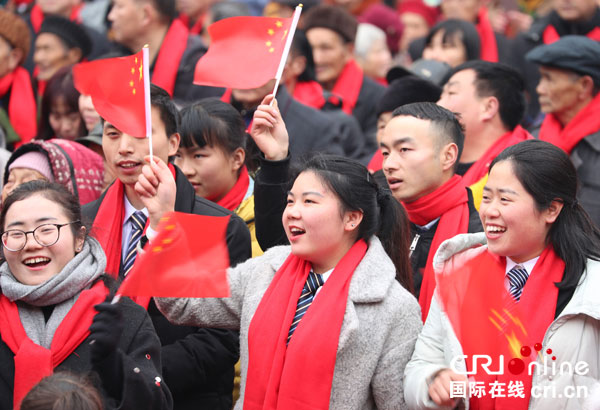 图片默认标题_fororder_四川省广安市邻水县子中乡的乡亲，在“千家团圆宴”上开心地欣赏当地文艺爱好者演出的节目