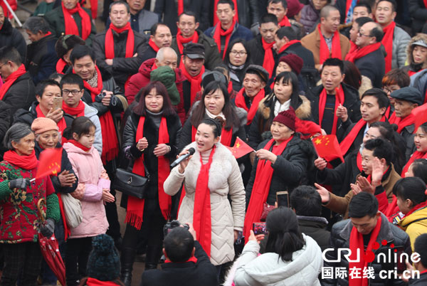 图片默认标题_fororder_四川省广安市邻水县子中乡举办的“千家团圆宴”上,-当地文艺爱好者在为赴宴的乡亲演唱歌曲“春天的故事”