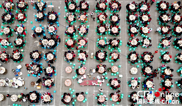 图片默认标题_fororder_在四川省广安市邻水县子中乡拍摄的壮观的“千家团圆宴”场景。