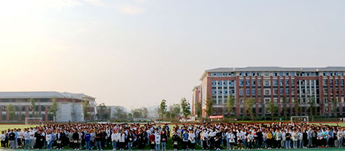 宜宾市一曼中学校:勠力同心 迎战“一诊”_fororder_一曼中学校高2020级表彰大会现场-摄影-成建林