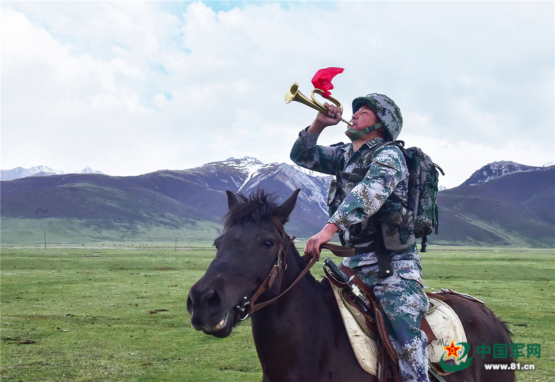 「中国军网」雪山之巅，这里的骑兵仍然在冲锋
