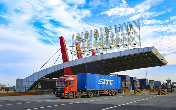 中国“智”造新能源汽车首次搭乘中欧班列(成都)出口欧洲_fororder_成都铁路口岸多式联运海关监管中心-供图-成都市青白江区委宣传部