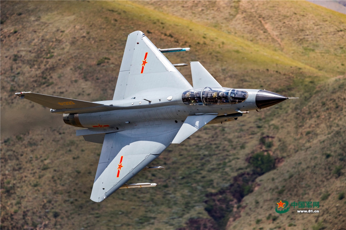 中国军网：震撼！飞行员这样驾驶战机超低空穿越山谷