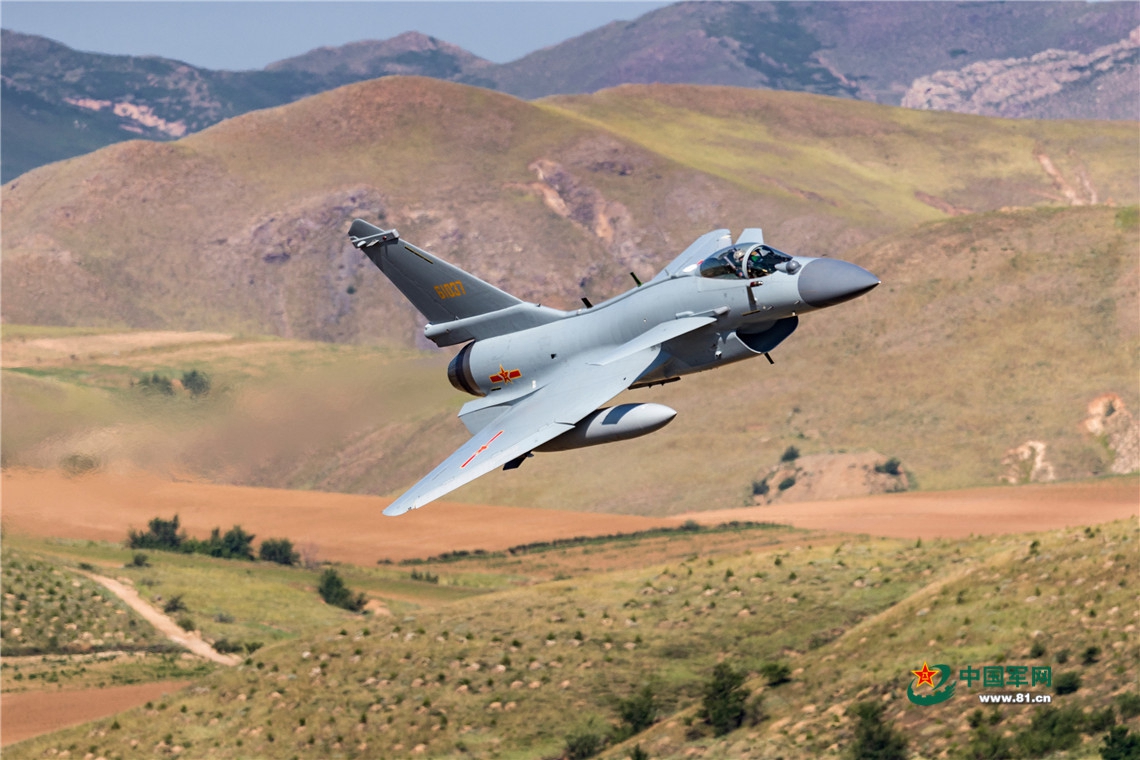 中国军网：震撼！飞行员这样驾驶战机超低空穿越山谷