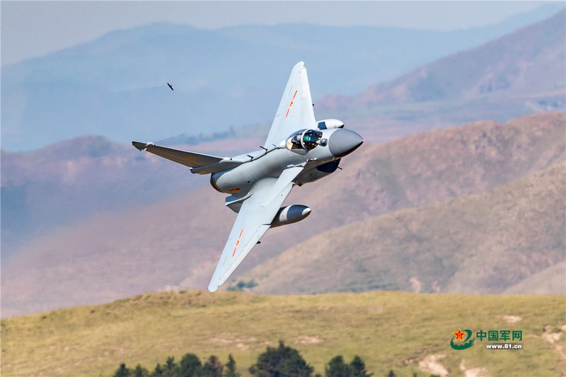 中国军网：震撼！飞行员这样驾驶战机超低空穿越山谷