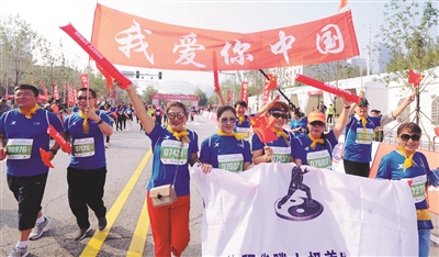 2019沈阳国际马拉松激情起跑 两万跑友驰骋浑河两岸
