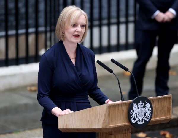 英国女首相“第一把火”，烧到自己……