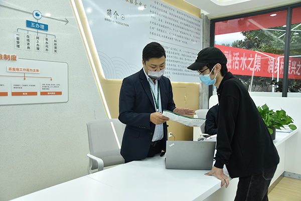 广元剑阁县乡村振兴金融服务中心揭牌成立_fororder_金融服务大厅的业务咨询--摄影--徐琴