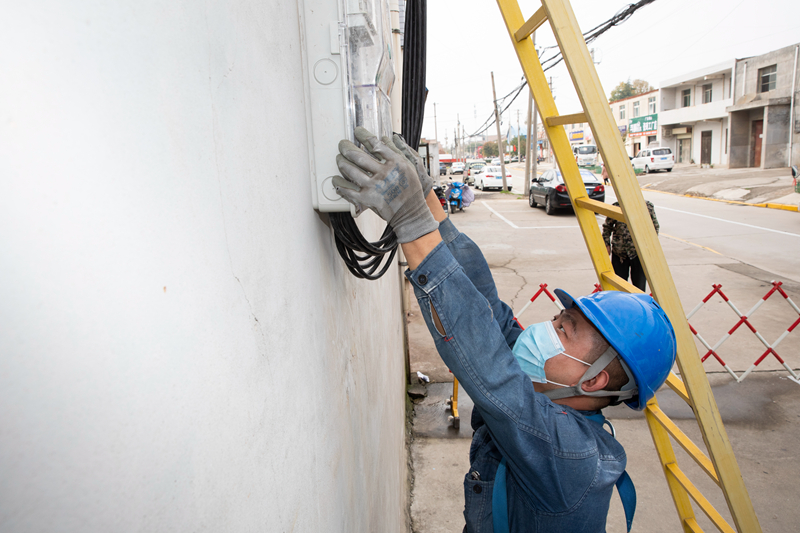 国网渭南供电公司:整治架空线缆 提升运行质效_fororder_图片1
