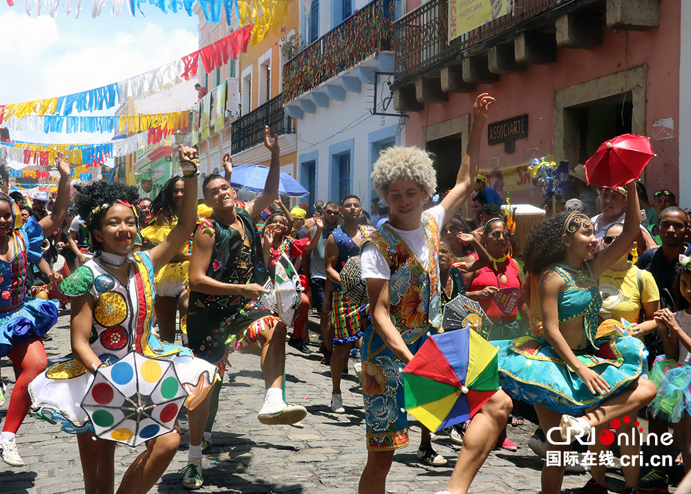 巴西伯南布哥州狂欢近尾声 “沸腾”舞和巨型人偶趣味多