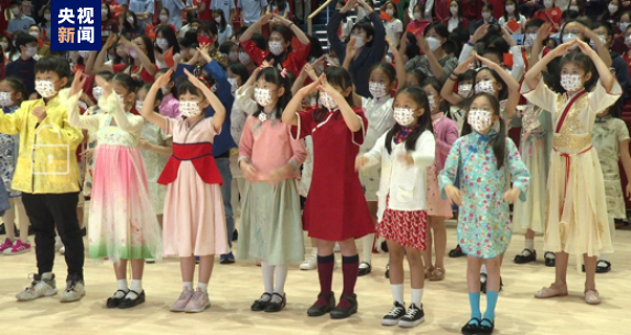 同唱国家情 香港学生手语舞表演迎接国庆