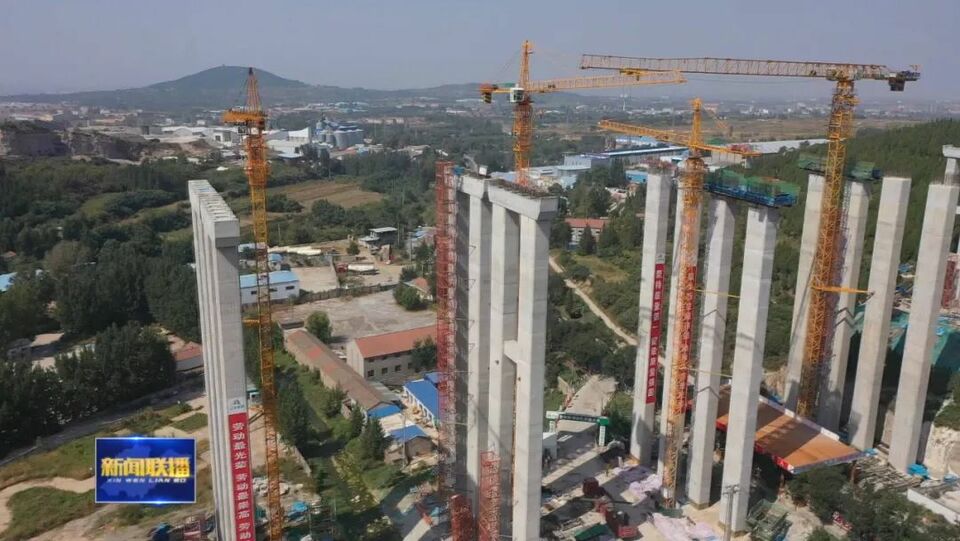 山东:港口货运一片繁忙 交通设施加速建设