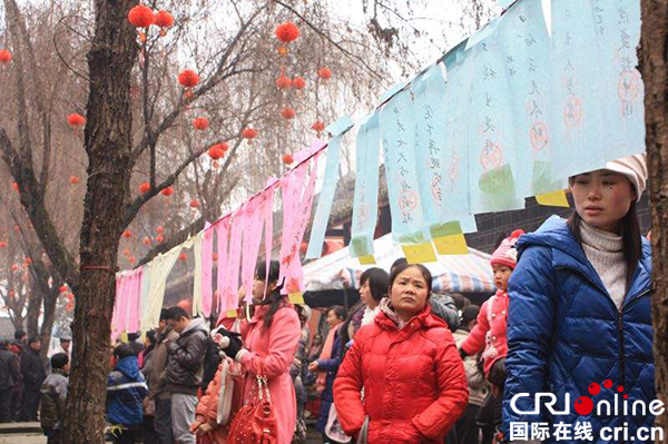 图片默认标题_fororder_往年新津纯阳观大庙会”猜灯谜“活动现场-（新津县委宣传部-供图）