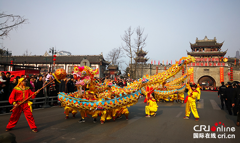 图片默认标题_fororder_舞金龙（都江堰--市委宣传部-供图）