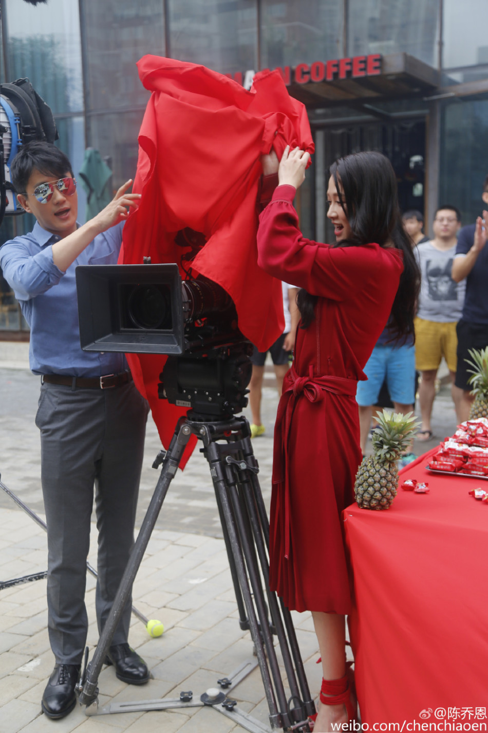 陈乔恩新剧开机搭佟大为 穿红衣笑容满面(图)[