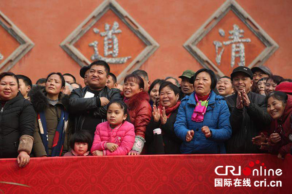 图片默认标题_fororder_市民游客围观庙会民俗表演（摄影-刘江）