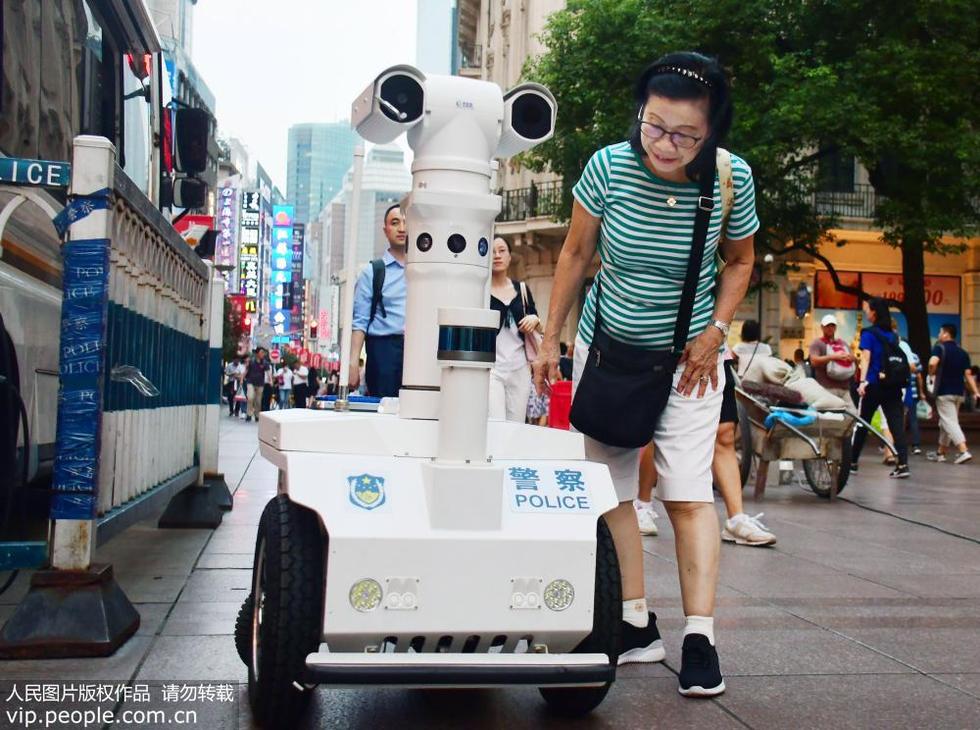 上海：首位机器人警察南京路上岗巡逻