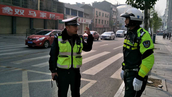 任开勇(左一)在执勤现场指导民警(梓潼县交警大队 供图)