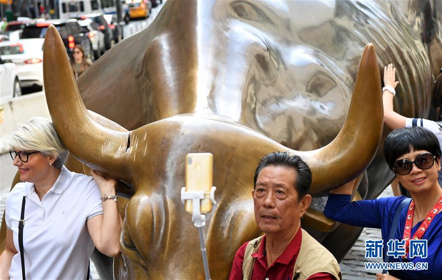 新华网@纽约华尔街铜牛遭人为损坏(组图)