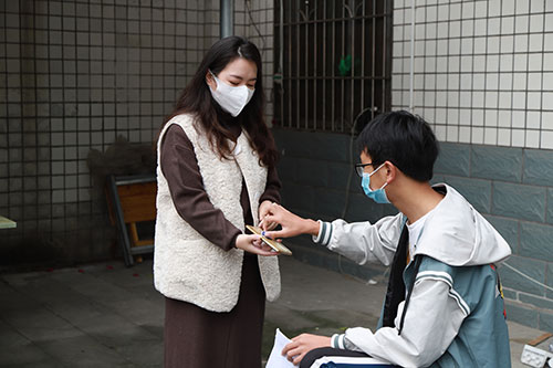 加强社会面疫情防控检查 宜宾南溪区持“今日已采”标识通行_fororder_工作人员为市民发放“今日已采”标志-摄影-李梅