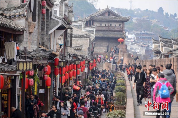 เมืองโบราณเฟิ่งหวง มณฑลหูหนานต้อนรับนักท่องเที่ยวจำนวนมากในช่วงเทศกาลตรุษจีน