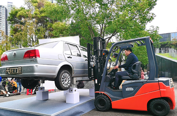 《天府工匠》大型技能挑战活动举行 成都四名工匠展绝活_fororder_马贵帮正在挑战1