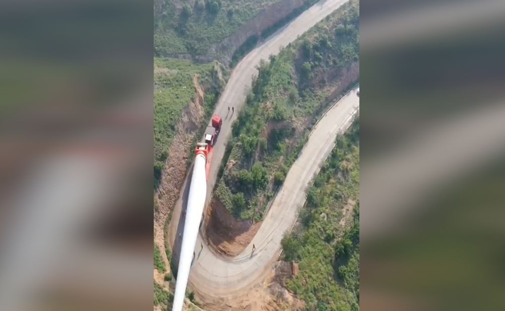 [新华社]中国司机这波逆天操作火了！海外网友表示：服气服气真服