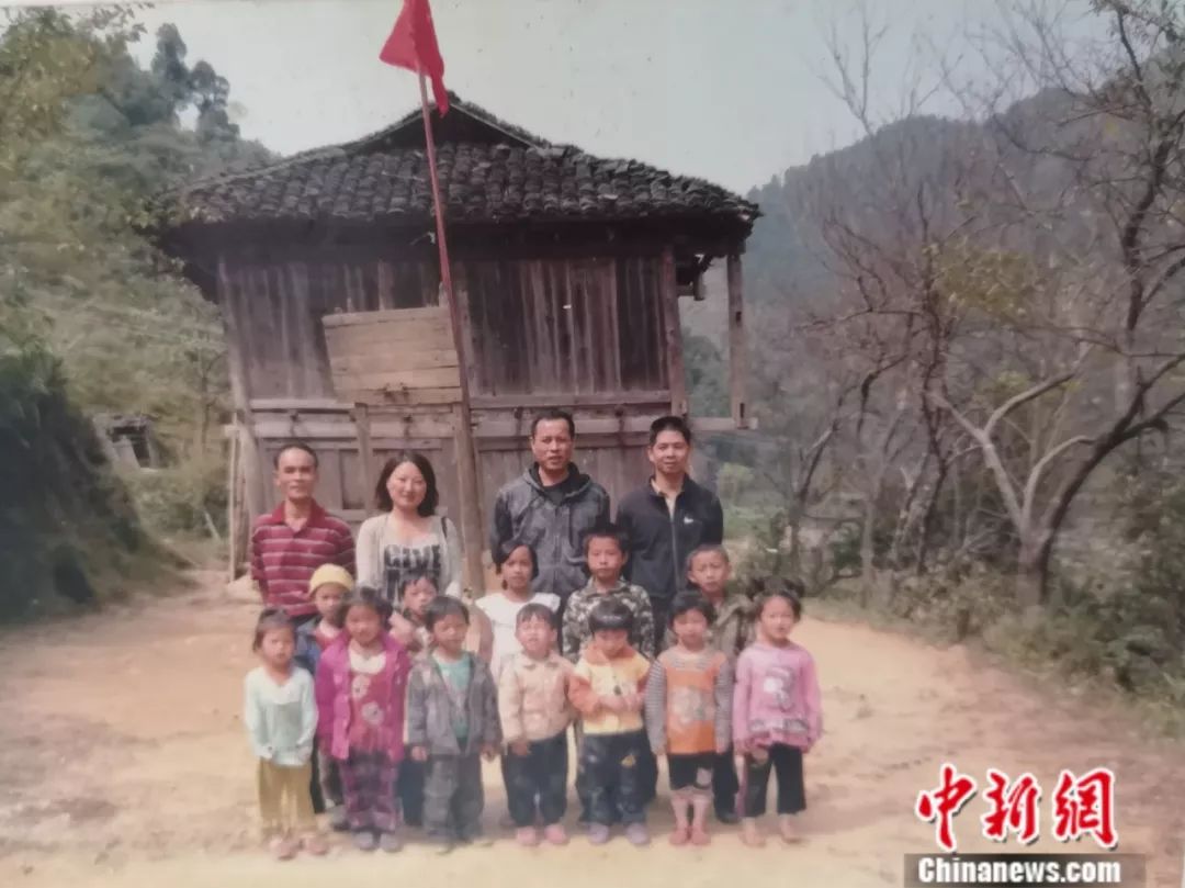 「中新社」杀了自家过年的大猪建教学楼，他用一根扁担撑起一座学