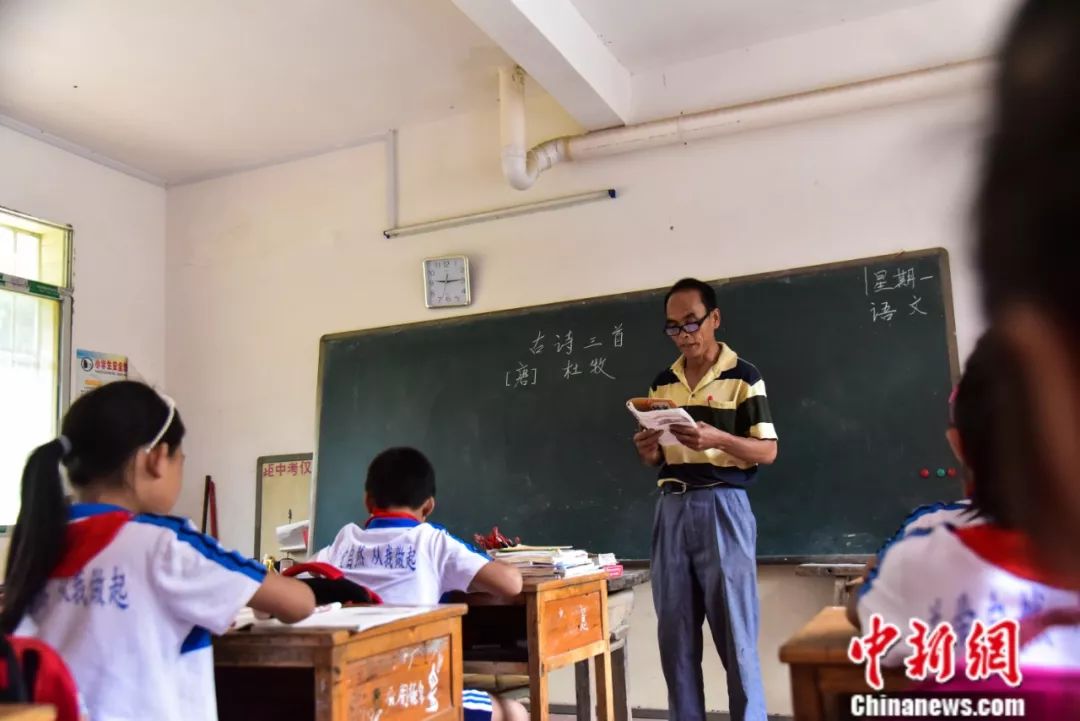 「中新社」杀了自家过年的大猪建教学楼，他用一根扁担撑起一座学