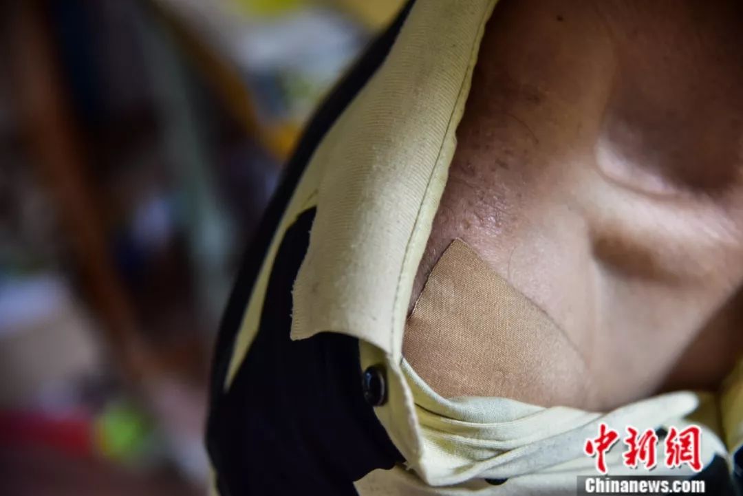 「中新社」杀了自家过年的大猪建教学楼，他用一根扁担撑起一座学