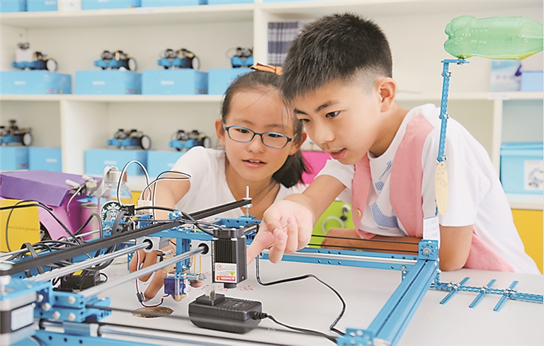 鸡西“迎庆二十大·光影颂华章”主题成就展图说巨变历程