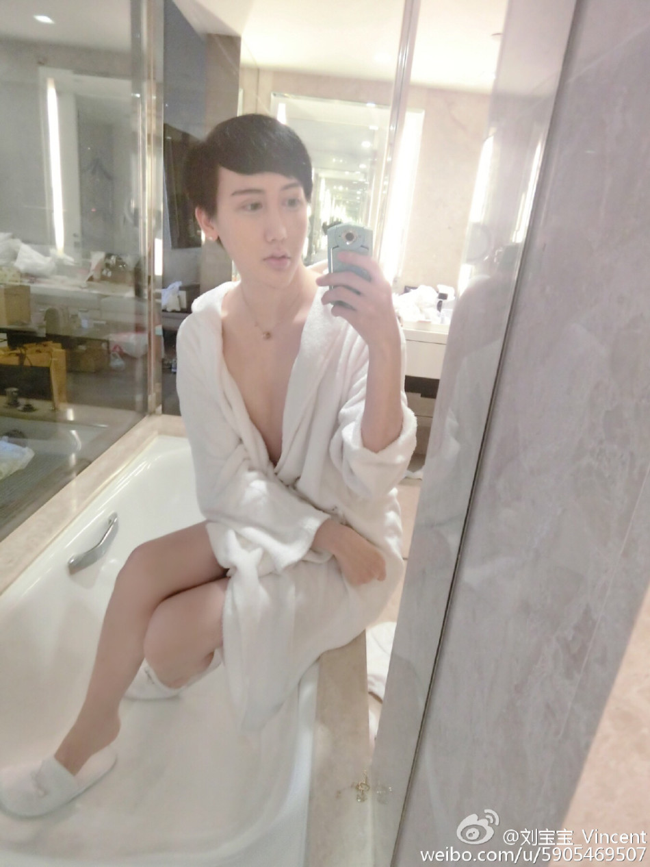 蛇精男刘梓晨浴袍加身似贵妃 性感妖娆秀美腿[4]- 中国日报网