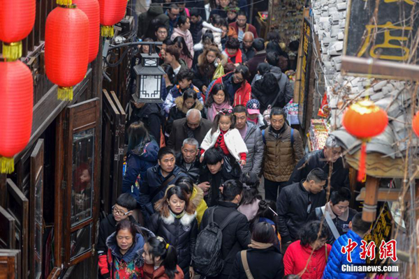 เขตท่องเที่ยวเมืองโบราณเฟิ่งหวง มณฑลหูหนาน มีนักท่องเที่ยวหนาแน่น