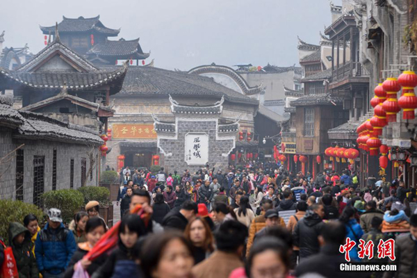 เขตท่องเที่ยวเมืองโบราณเฟิ่งหวง มณฑลหูหนาน มีนักท่องเที่ยวหนาแน่น