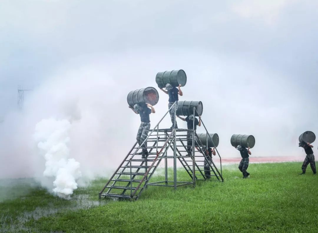 [中国军网]张张是大片！这场雨中练兵太酷了~