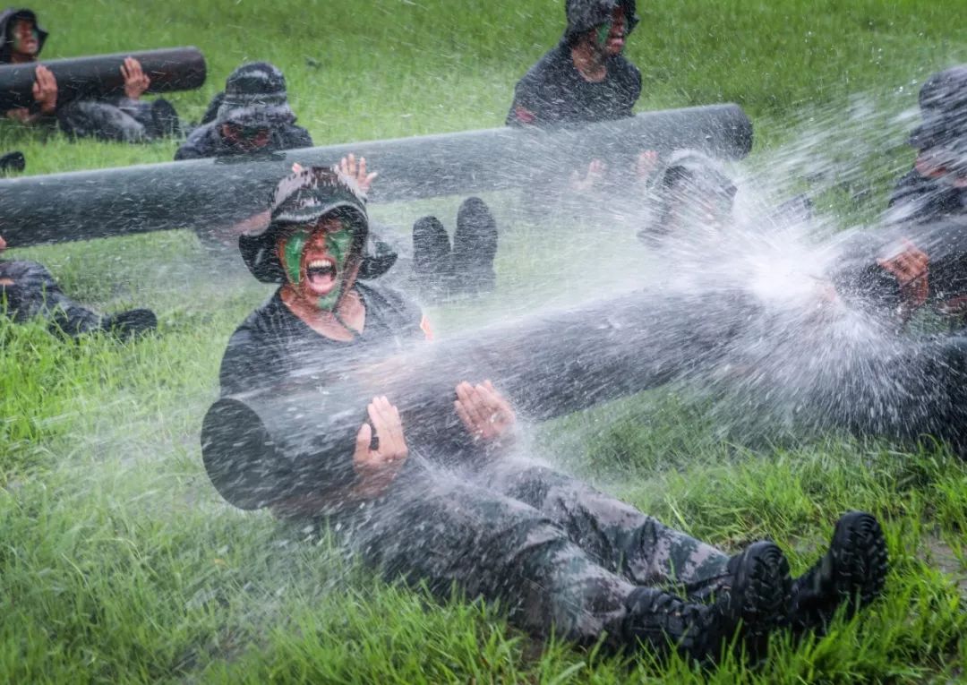 [中国军网]张张是大片！这场雨中练兵太酷了~