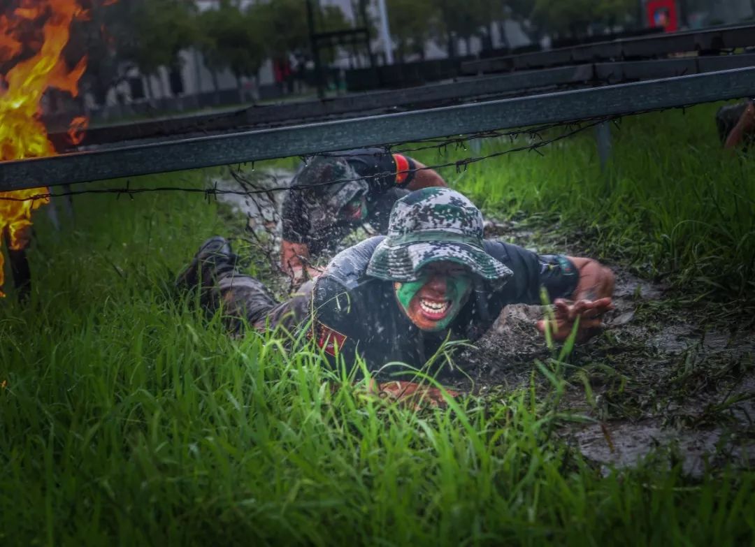 [中国军网]张张是大片！这场雨中练兵太酷了~