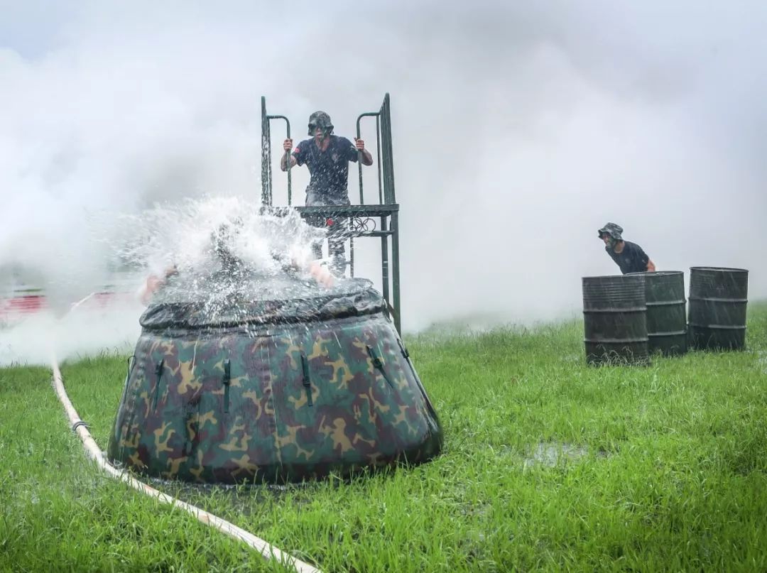 [中国军网]张张是大片！这场雨中练兵太酷了~