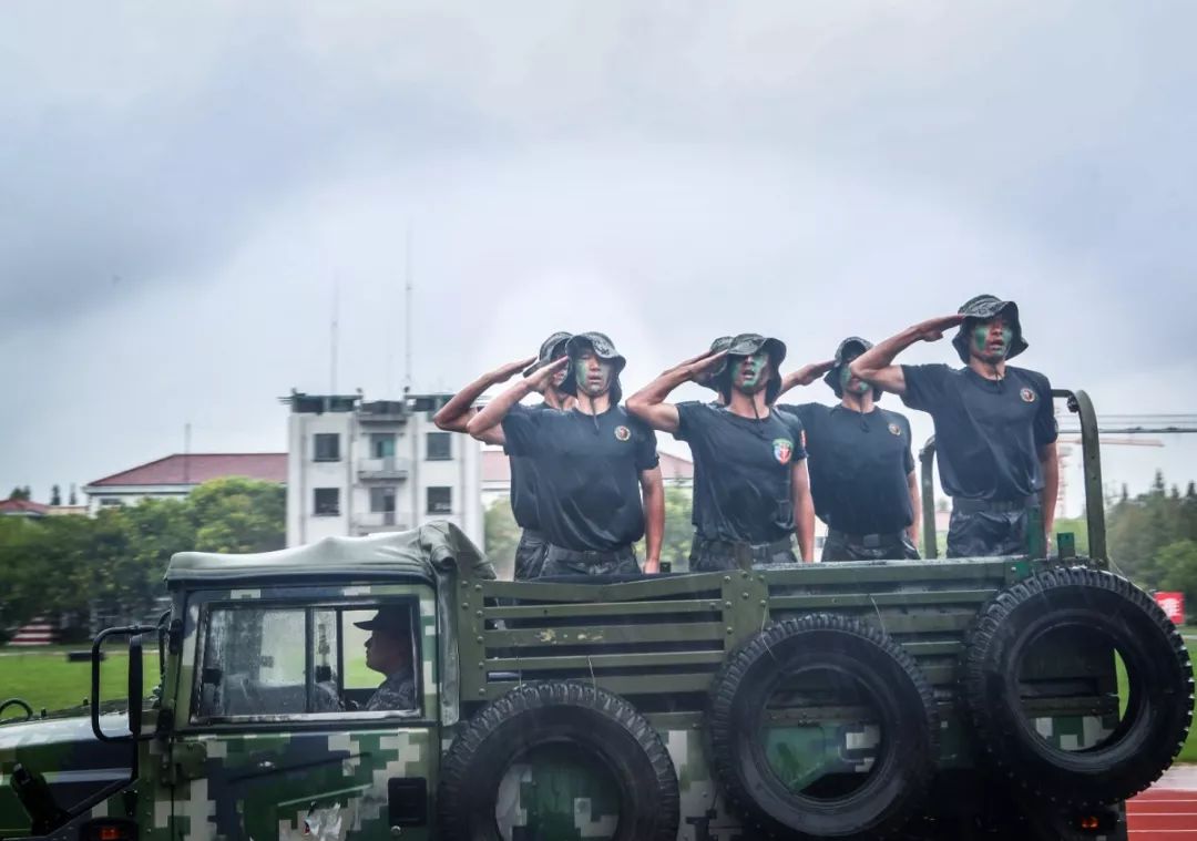 [中国军网]张张是大片！这场雨中练兵太酷了~