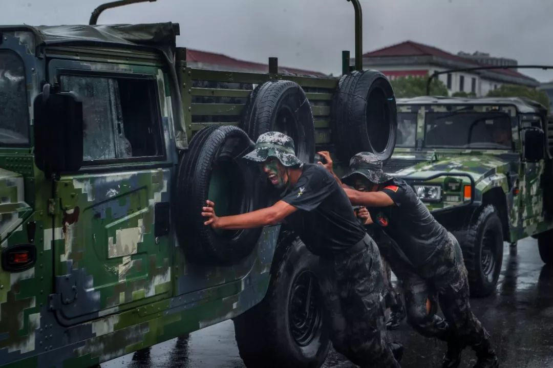 [中国军网]张张是大片！这场雨中练兵太酷了~