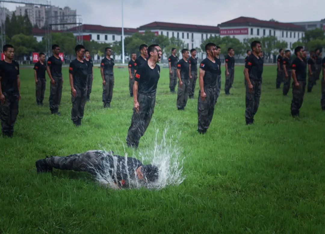 [中国军网]张张是大片！这场雨中练兵太酷了~