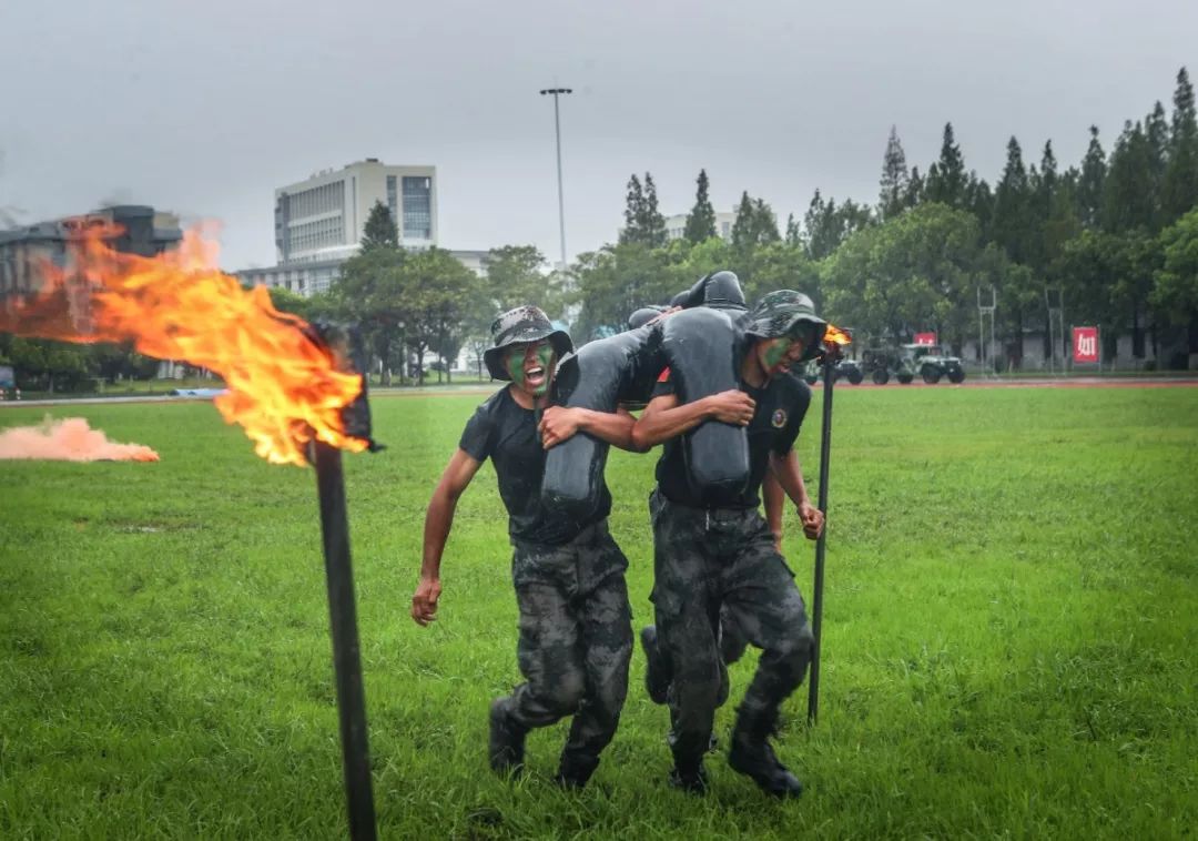 [中国军网]张张是大片！这场雨中练兵太酷了~