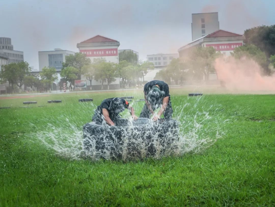 [中国军网]张张是大片！这场雨中练兵太酷了~